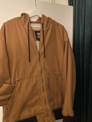 Dickies Jacka - Fodrad, rymlig och fin jacka från dickies. Storlek L. Bra skick, sparsamt använd av mig. Köpt för cirka 3 år sen 