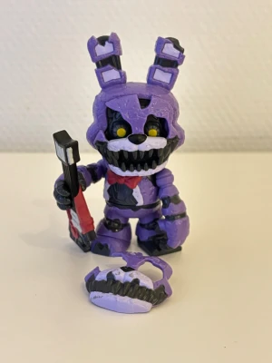 FNAF 2 Bonnie figur (officiell) - Söt liten Bonnie figur med ett swappable face och gitarr!! Officiell, har ej box men alla delar är med. Har bara varit på display, I princip perfekt skick.