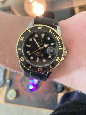 Svart och guld-färgad klocka med svart nytt dykararmban - Armbandet är helt nytt. Den väger bra och är i som ny!