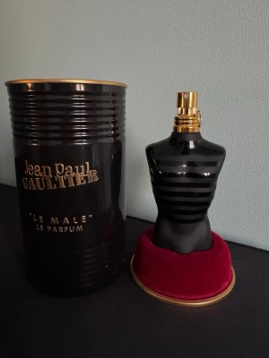 Jean Paul Gaultier Le Male Parfum - Säljer en Jean Paul Gaultier Le Male Le Parfum. Flaskan har en unik svart design i form av en manlig torso med gulddetaljer och kommer i en elegant svart metallburk med guldfärgade inslag. Perfekt för dig som gillar lyxiga och ikoniska dofter. Den är inpricip helt ny! Har sprutat 1 gång med den men jag fick en annan parfym! Därav varför jag säljer den!