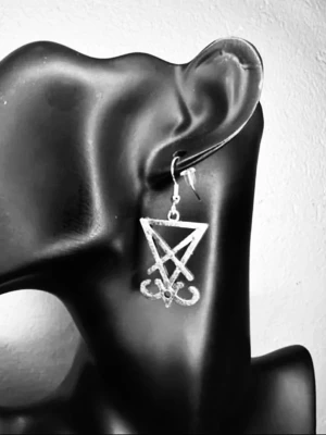 New Sigil of Lucifer örhängen – handgjorda med äkta 925 silverkrokar Ockult Metal Punk Rock Unika Handgjorda  - Handgjorda örhängen med Sigil of Lucifer – en tydlig symbol inom alternativ och ockult estetik. Tillverkade i metall och monterade på äkta stämplade 925 silverkrokar (nickelsäkra). Lätta men uttrycksfulla, ca 5 cm långa. Helt nya och oanvända. Passar dig som gillar distinkta symboler och alternativ stil. Jag prutar inte, men erbjuder bra bundlerabatt. Rensar smyckesskrin och garderob – kika gärna på mina andra annonser!