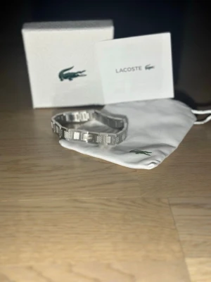 Lacoste armband - Helt ny 21 cm lång box följer med, om du har frågor eller vill ha ner bilder så är de bara att skriva. 