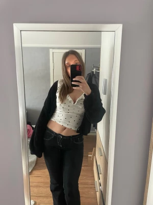 Prickig topp - Säljer min nästintill oanvända supersöta topp från Gina Tricot med ”polka dot” mönster! Endast använd 2 gånger💞 Nypris 199kr!