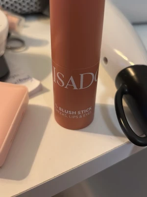 Isadora Blush Stick  - Krämrouge i stickformat från Isadora i 40 soft pink. Enkel att applicera representative boomstick som funkar både till kinder, läppar och ögon. Praktisk och smidig för necessären, med rundad topp för enkel applicering. Jag har använt den några gånger men inte på länge, och jag kommer att torka av den innan jag skickar den