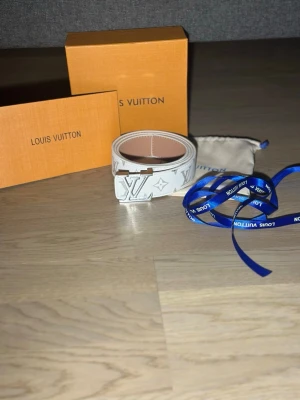 Bälte - Helt ny 125 cm lång box följer med, om du har frågor eller vill ha ner bilder så är de bara att skriva. 