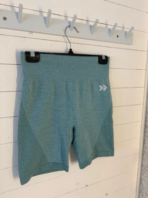 Ljusblå träningsshorts - Ljusblå träningshorts från lager157.          Dom är i storlek M, och bara använda ett fåtal gånger. Finns fler artiklar ifrån samma serie. Hör av dig om du undrar något!