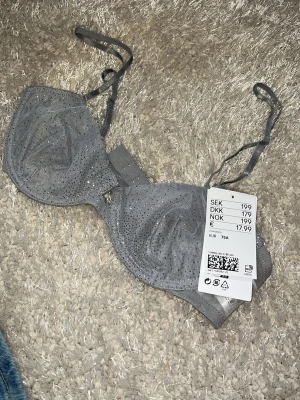 Mjuk bh med bygel  - Oanvänd med prislapp kvar pågrund av fel storlek. 🥰grå med glitter 