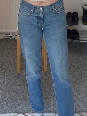 Raka jeans med låg midja - Lågmidjade/midwaist Storlek 34(xs) Superfint skick trots användning   