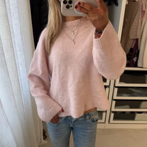 Ljusrosa stickad tröja - Mysig ljusrosa stickad tröja med rund hals och avslappnad passform. Från Gina tricot i wool blend i alpacka ull blandning, står strl m på etiketten men tycker också den passar s💕💕