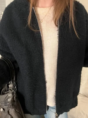 Bomberjacka från Zara -  Mörkblå bomberjacka från Zara