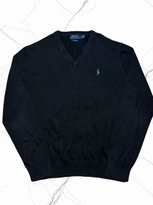 Ralph Lauren Pima Cotton finstickad tröja - herr strl M - Säljer en svart Polo Ralph Lauren Pima Cotton finstickad V ringad tröja i storlek M.  👕 Märke: Polo Ralph Lauren 📏 Storlek: M 🎨 Färg: Svart 🧵 Material: Pima Cotton 📐 Mått: 66 cm lång, 53 cm bred 📌 Skick: Mycket bra skick (se bilder)  💬 Hör av dig vid frågor 💰 Pris kan diskuteras vid snabb affär 📦 Skickas inom 24 timmar