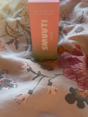 Smuuti Skin Watermelon Dew Serum - Fräscht serum från Smuuti Skin med vattenmelonextrakt och hyaluronsyra. Kommer i en rosa och grön förpackning med modern design. Perfekt för dig som vill boosta huden med fukt och glow.