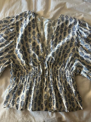 Vit och blå blus från hm  - Supersöt blus från hm i jättebra skick! 