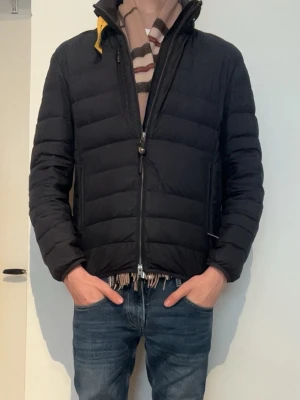 Beige rutig halsduk i kashmir - Klassisk beige halsduk från Burberry med ikoniskt rutmönster i svart, vitt och rött. Halsduken har fransar i ändarna och är tillverkad i mjukt kashmir som känns lyxigt och stilrent. Perfekt accessoar för att lyfta din outfit. Passar perfekt på vintern, våren och hösten! Kan funka på sommaren men då stylar du den utan jacka för att inte bli för varm!