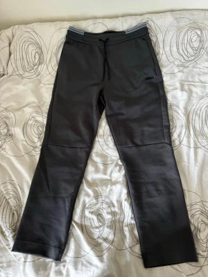 Mörkgrå mjukisbyxor från Boss - Mörk grå träningsbyxor från Boss storlek S