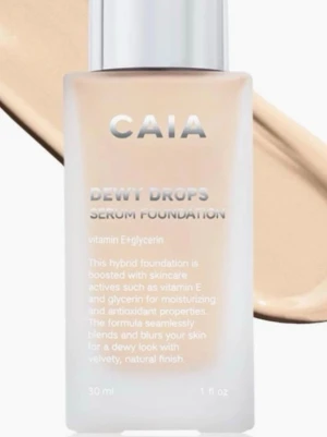 CAIA Dewy Drops Serum Foundation 10W - Foundation från CAIA i nyansen Dewy Drops. O nyans 10W. Kommer i en stilren glasflaska med silvrig kork. Ger en naturlig, återfuktande finish med ingredienser som vitamin E och glycerin. Lätt beige ton som smälter in i huden för ett fräscht resultat. Orginal pris är 375kr
