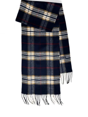 Rutig halsduk från Burberry i ull - Mörkblå halsduk från Burberry i mjuk ull med klassiskt rutmönster i blått, vitt, gult och rött. Halsduken har fransar i ändarna och en vävd Burberry-etikett. Perfekt accessoar för att lyfta din outfit.