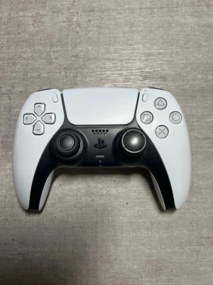 Playstation 5 kontroll HELT NY! - HELT NYTT!   Köptes åt min lilla kusin då man tydligen fick med ett speciellt skin på fortnite med köpet av denna. inga defekter eller skador eller funktions skador garanterat  Original förpackning finns med så klart!