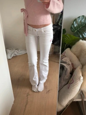 Vita g rise jeans - Superlågmidjade bootcut jeans. Säljer ett par vita jeans från G rise. Skriv vid funderingar och mårte 