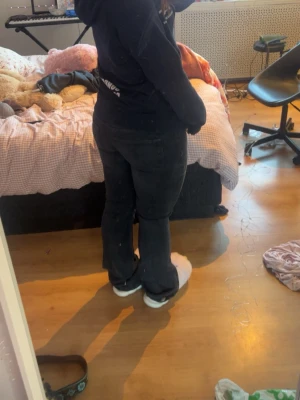 pleated flare jeans - Säljer ett par svarta jeans med bootcut-snitt och slits på ena benet. Jeansen har klassisk femficksdesign och är i mörk ton. Perfekta för dig som vill ha en avslappnad och trendig look. Säljer jeans eftersom de e för små och är i storlek 170! Köpte dem från Gina tricot och de har används ganska ofta