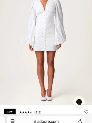 Vit adoore klänning - Superfin klänning perfekt till student eller andra tillställningar i sommar, storlek 36💓