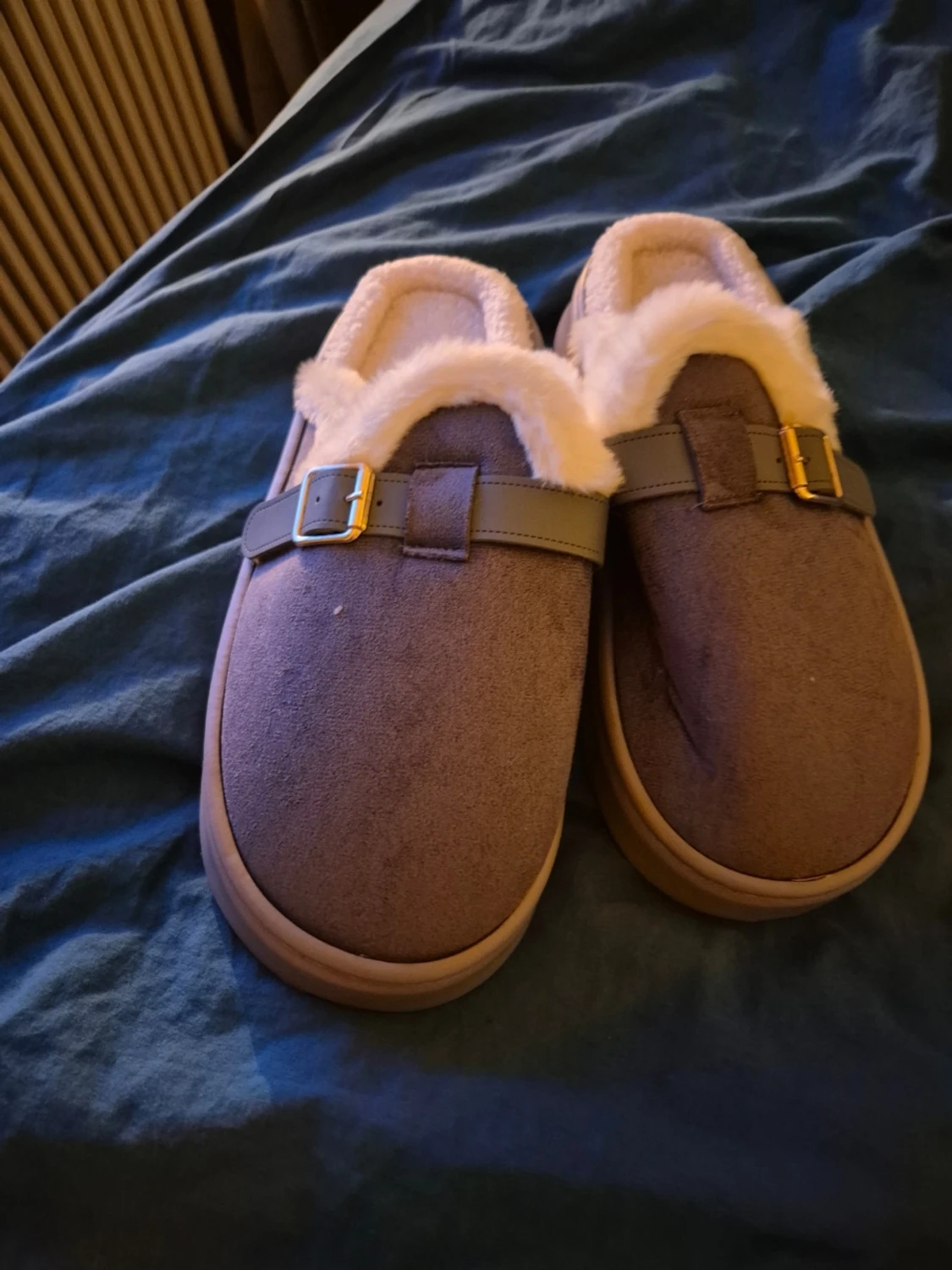 Gråa tofflor med fuskpäls och spänne - 1