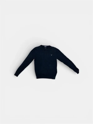 Mörkblå kabelstickad tröja Gant - Kabelstickad mörkblå tröja från Gant med rund halsringning och diskret logga på bröstet. Tröjan har långa ärmar och ribbade muddar vid ärmslut och nederkant. Perfekt för lager-på-lager och en klassisk look.