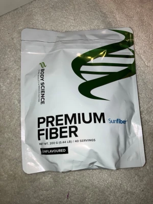 Body Science Premium Fiber Sunfiber - Premium Fiber från Body Science helt ny och oöppnad , Sunfiber, är ett smaklöst kosttillskott i pulverform. Förpackningen innehåller 200 gram, vilket motsvarar 40 portioner. Kommer i en vit och grön påse med återförslutningsbar öppning.
