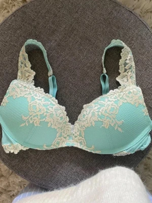 Intimissimi bh - Superfin mintgrön bh från Intimissimi i strl 75B! Använd rätt mycket därefter billigare pris, har även några skavanker som man ser på bilderna. Färgen är mer åt turkos-blå (första bilden)💕💕