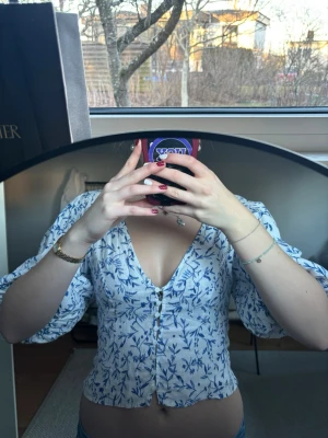 Sommar topp - Super söt sommar topp i vit och mörkblå med lite större ärmar samt knappar💙