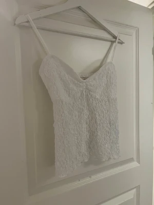 Vit spetstopp💕 - Vit spetstopp från Nelly, sparsamt använd 💕. Säljes inte längre 