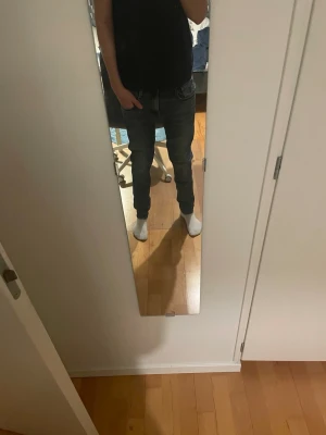 Replay anbass jeans - Säljer mina replay anbass jeans som är riktigt sköna, de är storlek 29 i midjan och 30 i längden. Skriv om ni undrar något, fraktar inom 24timmar. Inga defekter.