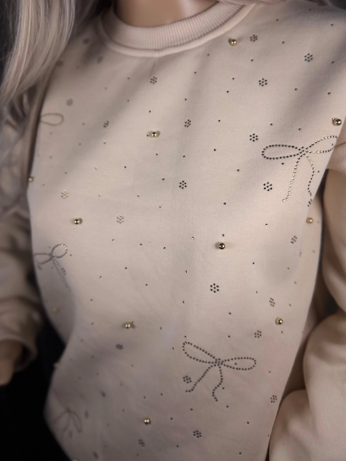 Beige sweatshirt med pärlor och rosetter - 1