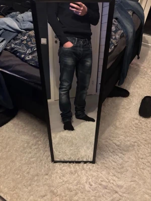 Jack & Jones Jeans - Säljer ett par jack & jones jeans i mörkblå tvätt med snygga slitningar och klassisk femficksdesign. Jeansen har normal passform och raka ben, tillverkade i mjukt jeansmaterial. Perfekta för dig som gillar en stilren och tidlös look. Jag tror att det är modellen Tim original. Storleken är 33/36 men dom är inte alls så långa som man kan tro.