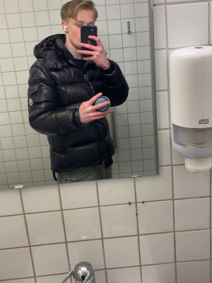 Svart pufferjacka från Moncler - Säljer en svart pufferjacka från Moncler maya, bara använd några få tal gånger.  klassisk Moncler-logga på ärmen. Perfekt för kalla vinterdagar och har en modern, boxig passform.