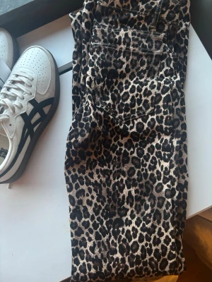 Leopardmönstrade jeans  - Säljer ett par snygga leopardmönstrade jeans. Perfekt detalj i en mer basic outfit. Helt oanvända. Bra långt på mig som är 167-168. Straight modell med lite bootcut 