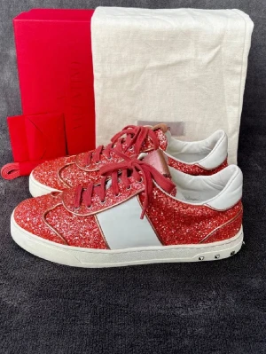 Valentino Flycrew Glitter Rosa| stl 38 - Storlek: 38 Skick: Mycket bra skick. Tillbehör: Box, Dustbag, Extrasnören, och kort (original) Köpte dessa av företaget Sthlm Valut AB. Säljer då de tyvärr var för små för mig som vanligt vis har 39 och inte 38❤️