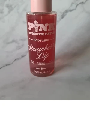 PINK Strawberry Dip Body Mist  - Fräsch body mist från PINK i doften Strawberry dip och har inslag av jordgubb och shortcake crumbles. Perfekt för dig som gillar söta och somriga dofter. Helt ny och oanvänd 
