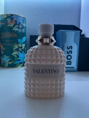 Valentino ivory - Helt full , kan sälja samples eller byta parfym. Kom om du har minsta lilla fråga! Checka gärna in min profil för kläder och parfym!📦