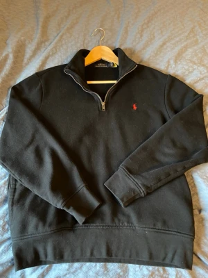 Svart half-zip från Polo Ralph Lauren - Klassisk Ralph Lauren half zip. Perfekt nu under kylan eller för att vara lite mer uppklädd i vardagen. Inga hål eller skador på tröjan och dragkedjan funkar klockrent. Tröjan är äkta och går att scanna med qr-koden. Hör av er vid frågor! Pris går att diskuteras vid snabb affär.😁