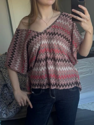 Mönstrad topp med zigzag och v-ringning - Topp från Gina tricot i missoni liknande mönster 