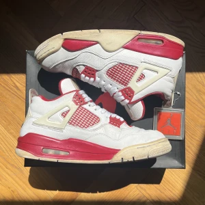Jordan 4 Retro  - Jordan 4 Retro "Alternate 89" -Storlek 41  -Kommer med OG box samt kvitto!  - Väldigt använda, men fortfarande väldigt användbara!  Finns en del märken på skorna från använding.  -Skriv ett meddelande om du har några fler frågor!    