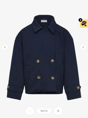 Trenchcoat - Blå trenchcoat från Lindex barn i storlek 158/160. Lite stor i storleken skulle jag säga. Skitsnygg men används inte. Använt typ 7 gånger. Nypris 300kr