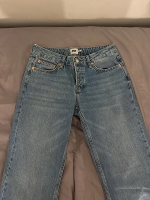 Ljusblå lågmidjade raka jeans från 157 - Säljer dessa fina jeans från lager 157! Anledningen till varför jag säljer dem är främst för att de inte passar mig längre, de användes endast 3 gånger. Ordinariepriset är 300kr men jag säljer för 150kr eftersom de ändå är i bra skick! Inga hål eller liknande. Helt perfekta och nya! Vid fler frågor vänligen hör av dig!