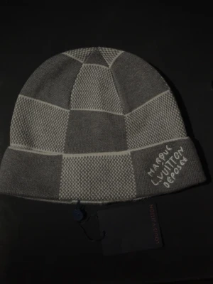 Grå mössa - Säljer denna gråa mössa med rutigt mönster då den ej kommer till nån användning. Mössan är i 10/10 skick och har aldrig används, inga skador eller så heller. Om du skulle vara intresserad eller har frågor så är det bara att höra av dig🤝