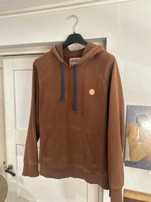 Acne studios blå konst hoodie  - Tjena! Nu finns denna Acne studios blå konst hoodien till salu! Den är äkta o storlek L men passar M. Den är i bra skick en aning solblekt men det gör den snyggare:) tyvärr har däremot acne studios logan på framsidan börjat lossa och har därav sytt den på igen. Kolla sista bild, märks knappt men behöver nämna! 