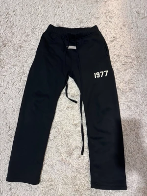  Essentials 1977 pant - Size M as new