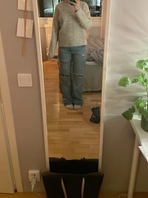 baggy jeans med hål - Säljer ett par ljusblå baggy jeans med egengjirde slitningar och hål. Jag är 160cm lång och byxorna är uppsydda då de ör lite långa, men sömmen längst ner utan att ha sytt upp de finns på bild 4❣️😇
