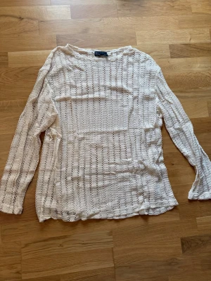 Vit virkad tröja från ASOS DESIGN - Säljer en vit, långärmad virkad tröja från ASOS DESIGN. Tröjan har ett luftigt, genombrutet mönster och rund halsringning. Perfekt för lager på lager och ger en chill vibe förtill din outfit.