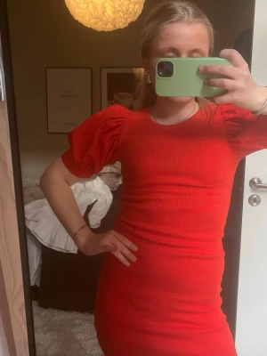 Röd kort puffärmad klänning - Jätte fin ribbad klänning med puffärm 